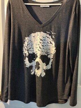 Tobi women’s Dark Gray V-Neck shirt with White Skull Graphic